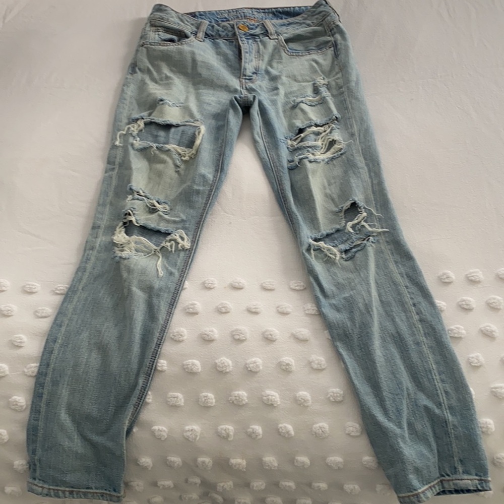 Super soft AEO ripped Tomgirl jeans
